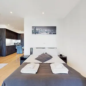 Superb In Greenwich With Balcony & Roof London