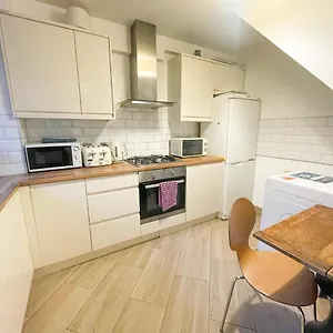 Flat 4, Kingsbury House London